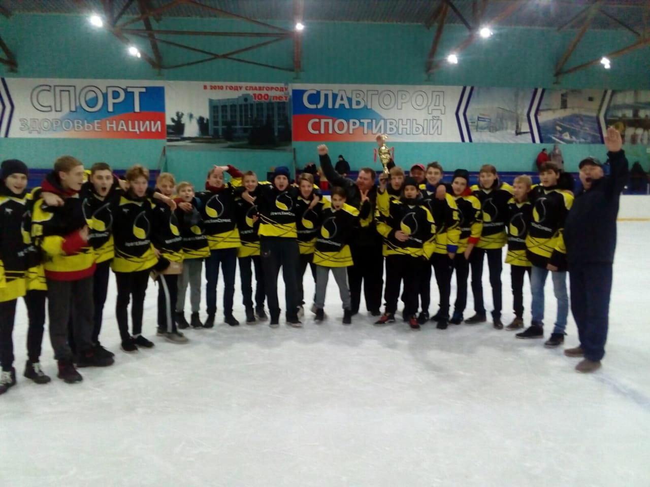 Детская хоккейная команда «НефтеХимСервис» одержала уверенную победу на открытом первенстве Новосибирской области, который проходил в г. Славгороде Алтайского края.
