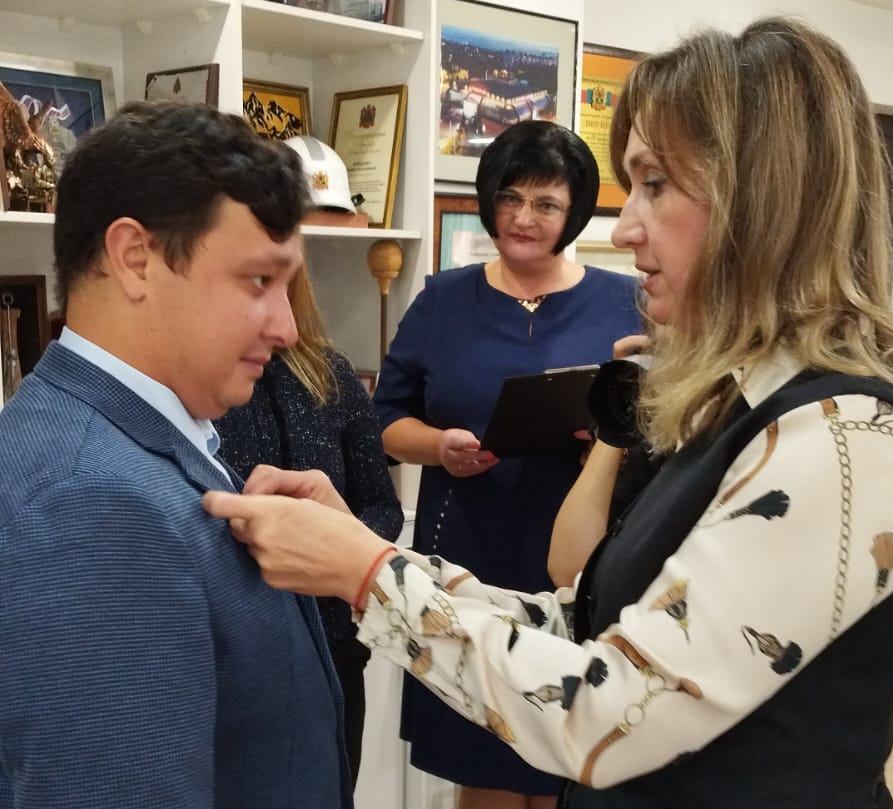 Today, the Novokuznetsk city administration presented a high award to Timur Moldaliev, Deputy Director for Safety at NefteKhimService JSC.