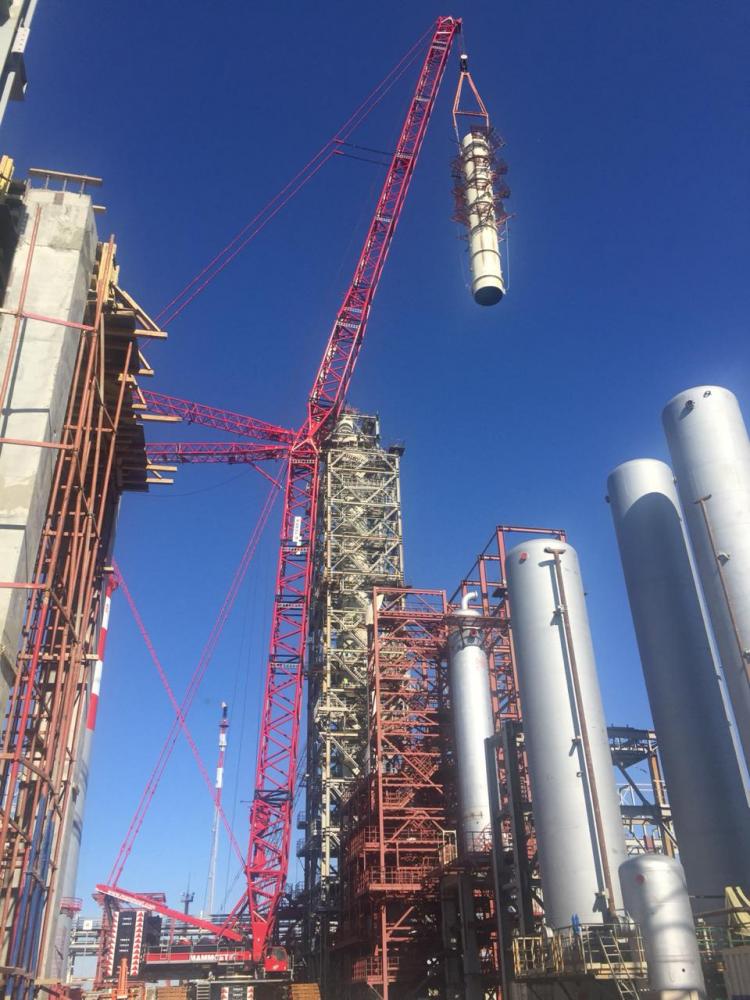 On the construction site of the Yaya oil refinery, the rectification columns were installed at the facility 014.2 "Block of columns of section 3000" - an important component of the UK-1 unit.