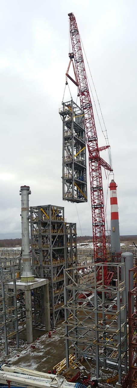 На строительной площадке Яйского нефтеперерабатывающего завода начат монтаж технологических модулей секции риформинга с непрерывной регенерацией катализатора (НРК).